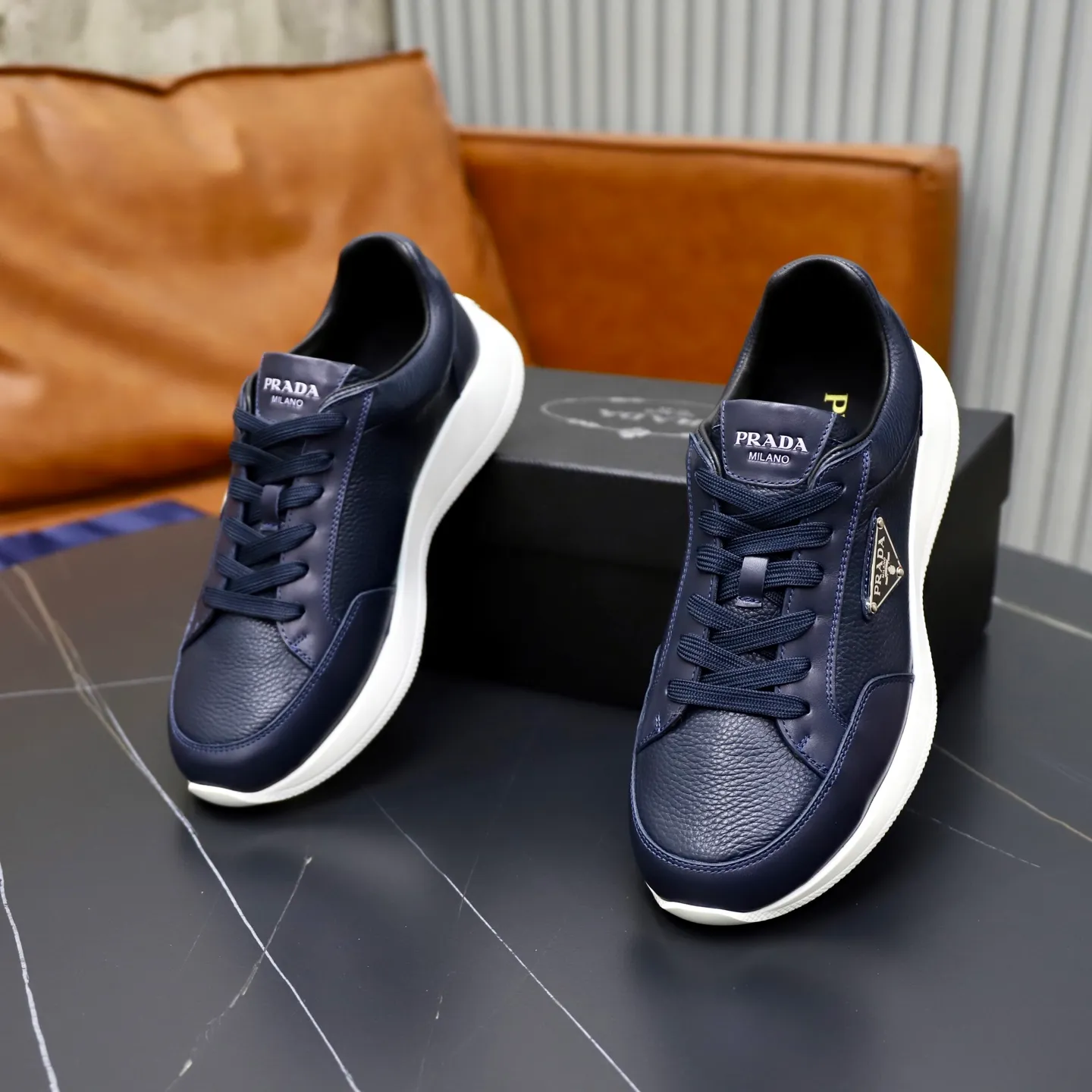 Factory price: 740💰Top original order Brand: PRADA (Prada) Standard code: Men's size 38/44 (45 can be customized) Grade: Same as the official website Material: Original cowhide stitching imported cowhide lining Original combination two-color wear-resistant soft outsole Style category: Leisure and sports version Young fashion European and American trend British style Color: Real picture color